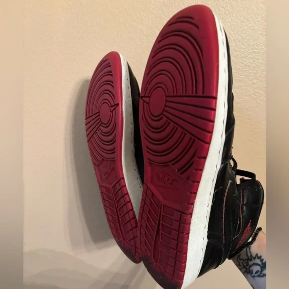 Air Jordan 1 Retro Mid GS 'Black
Gym Red' - Picture 5 of 7